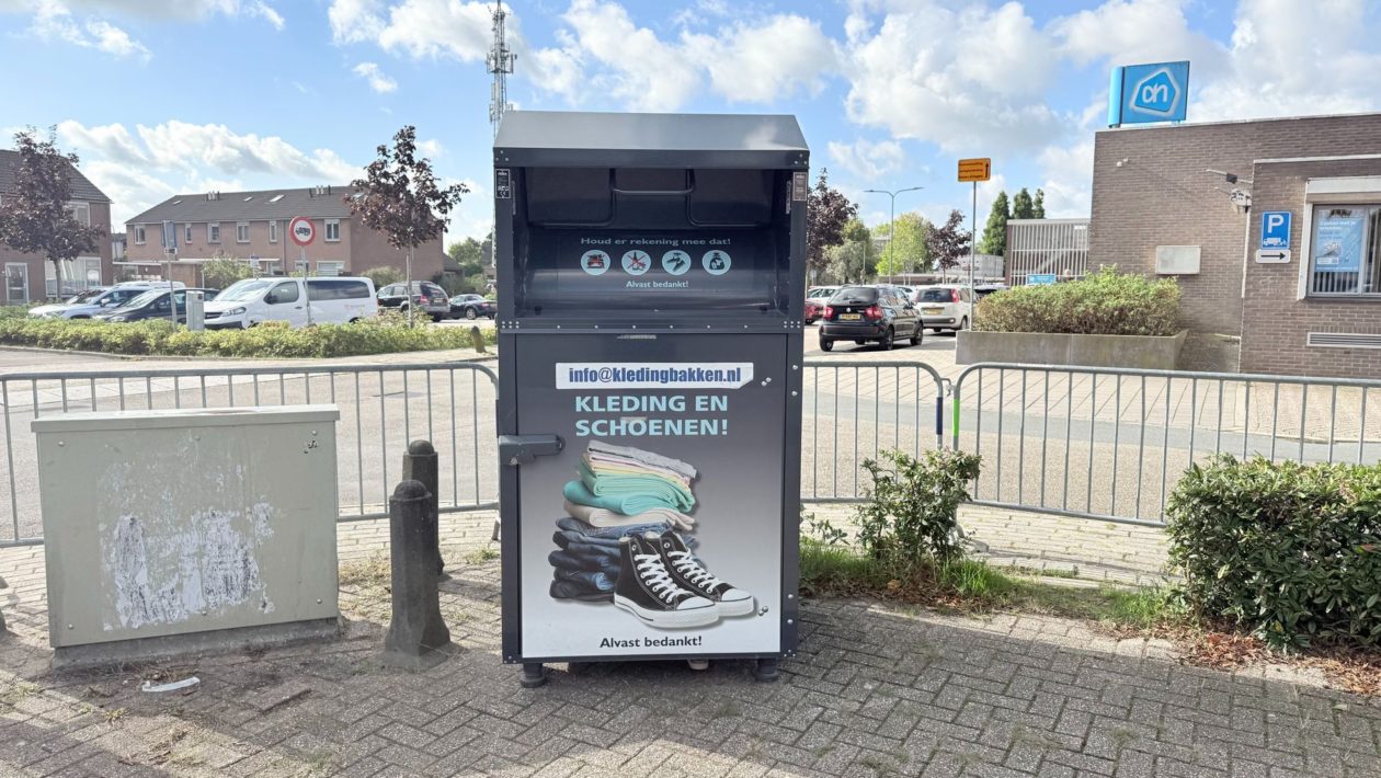 Illegale kledingcontainer in Dieren Foto: Martin Slijper