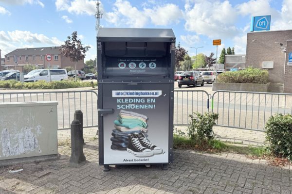 Illegale kledingcontainer in Dieren Foto: Martin Slijper