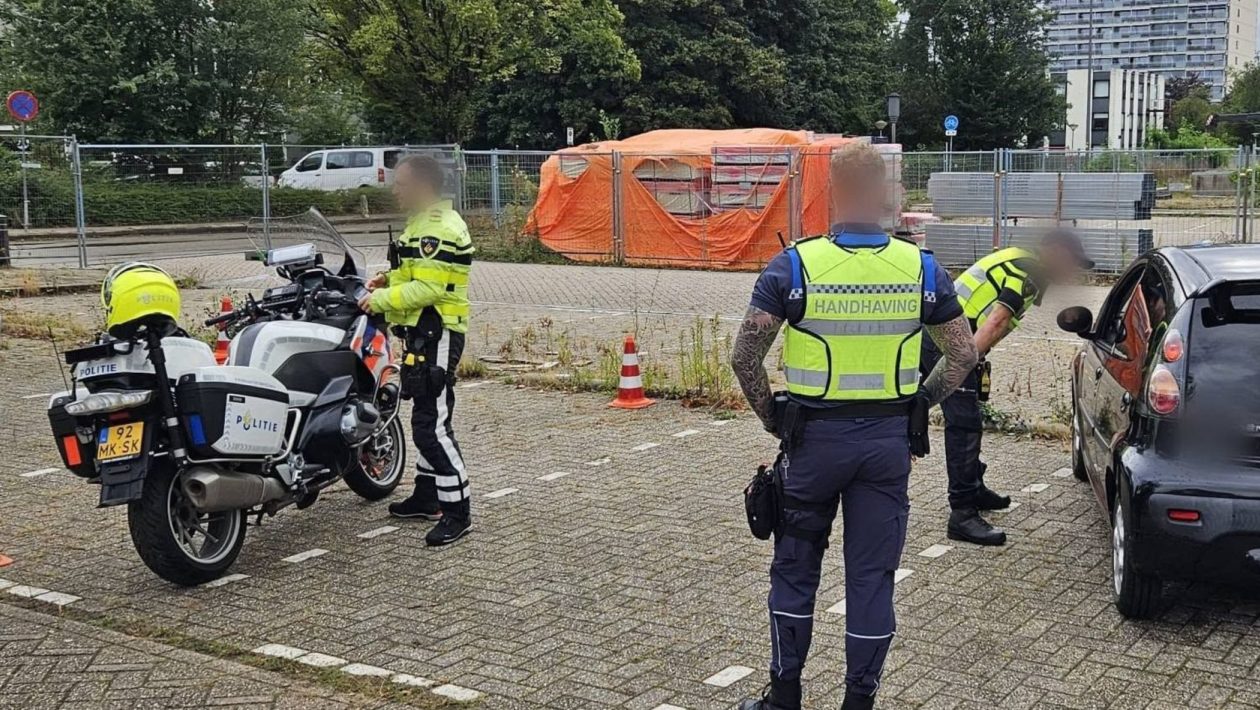 Verkeerscontrole in Velp levert tientallen bekeuringen op Foto: Politie