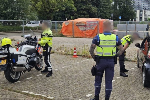 Verkeerscontrole in Velp levert tientallen bekeuringen op Foto: Politie