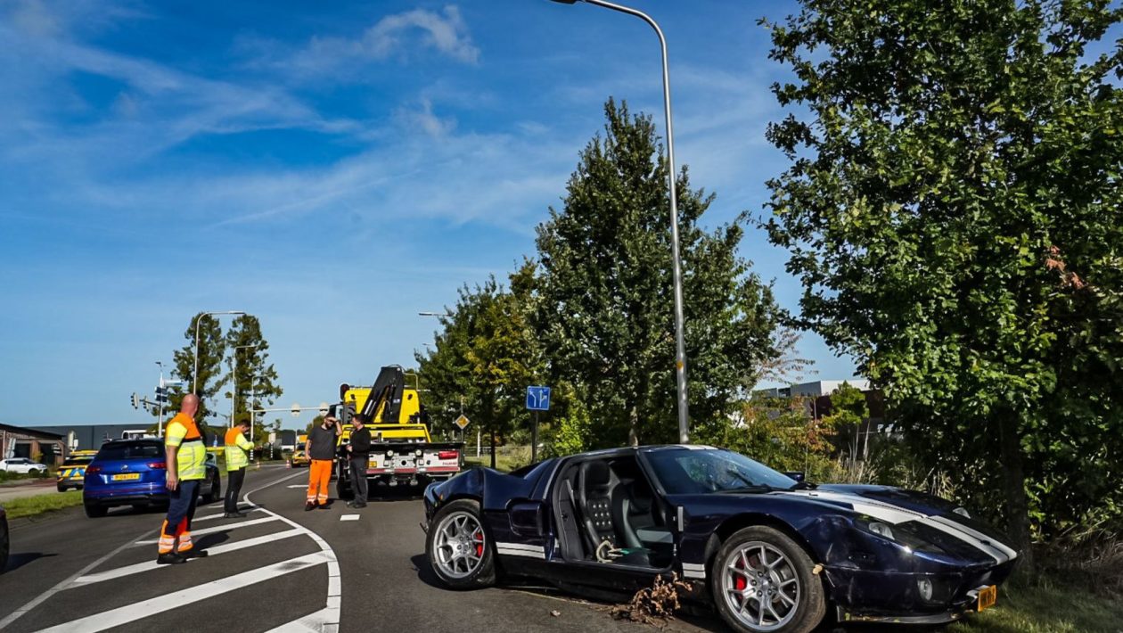 Peperdure sportwagen in puin na proefrit op Kanaaldijk Foto: Persbureau Heitink