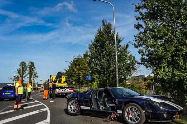 Peperdure sportwagen in puin na proefrit op Kanaaldijk Foto: Persbureau Heitink
