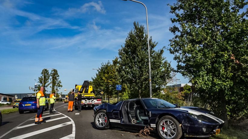 Peperdure sportwagen in puin na proefrit op Kanaaldijk Foto: Persbureau Heitink