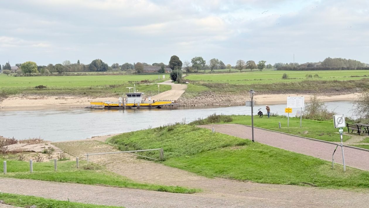Veerpont tussen Dieren en Olburgen Foto: Martin Slijper
