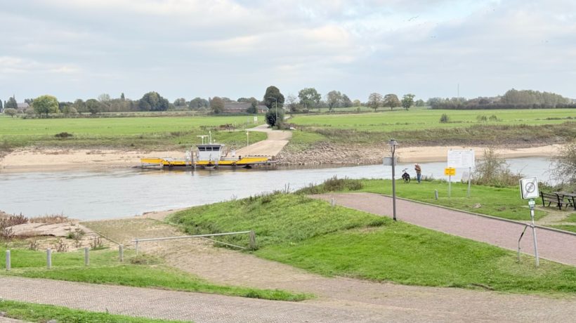 Veerpont tussen Dieren en Olburgen Foto: Martin Slijper