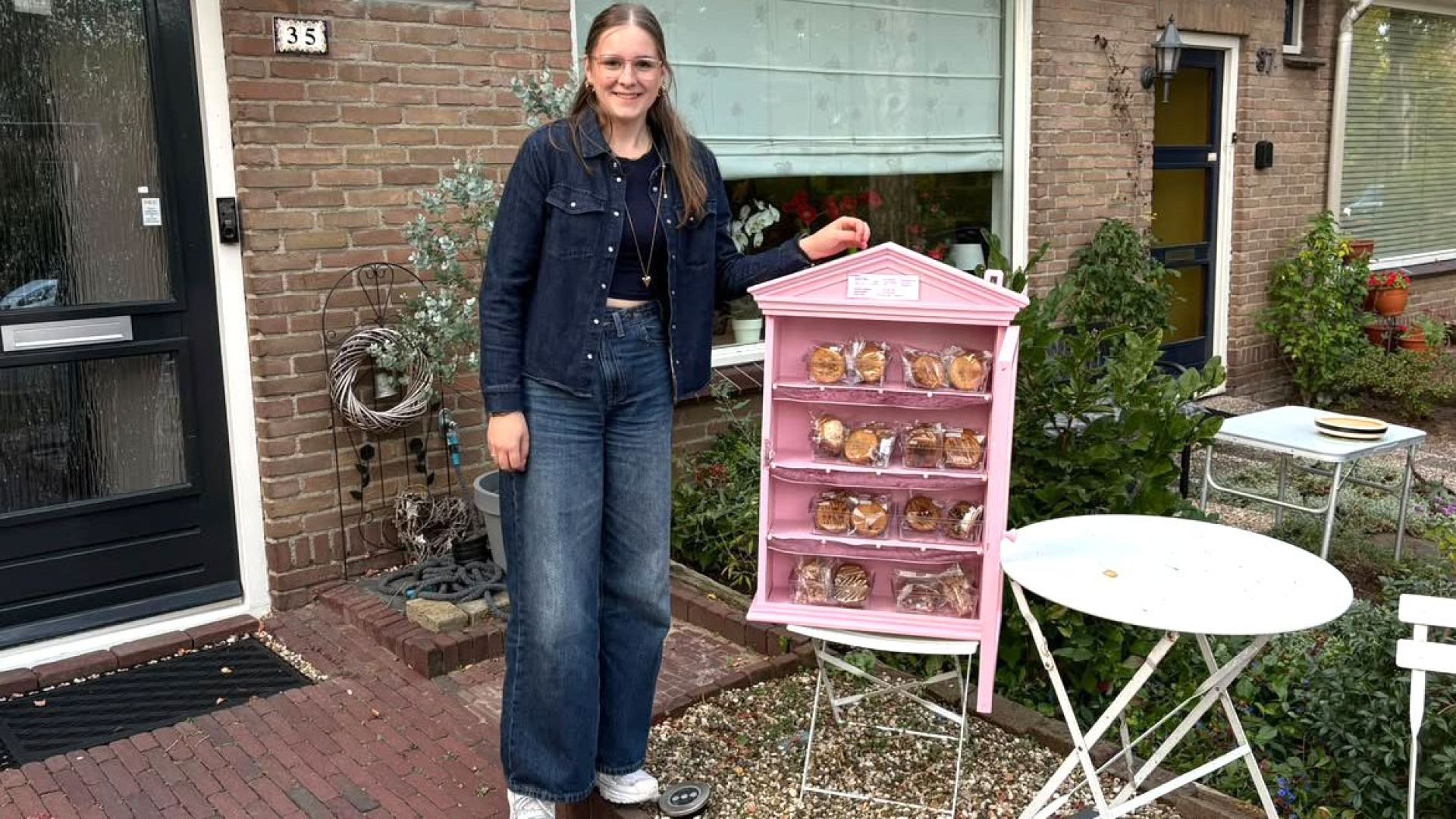 Van bakliefhebber naar jonge ondernemer met een roze koekenkastje