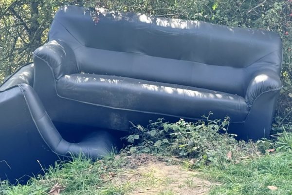 Wie mist zijn bankstel? Hij staat langs de IJssel Foto: Studio Rheden