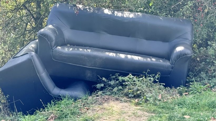 Wie mist zijn bankstel? Hij staat langs de IJssel Foto: Studio Rheden