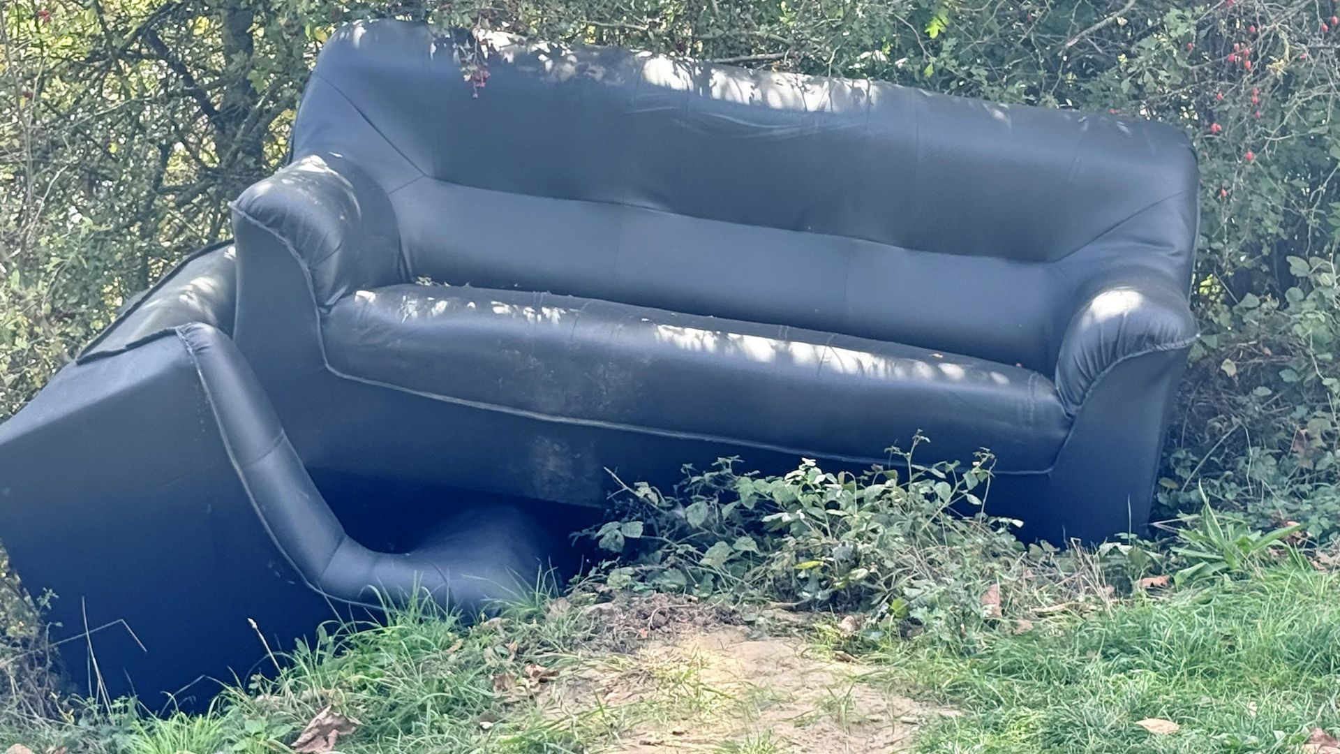 Wie mist zijn bankstel? Hij staat langs de IJssel