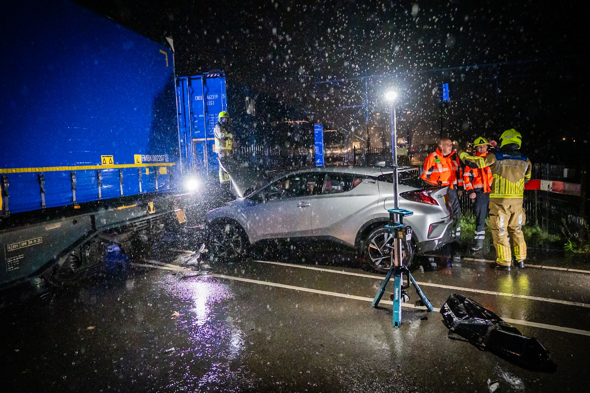 Auto komt in botsing met goederentrein, rest van de avond geen treinen tussen Zutphen en Arnhem