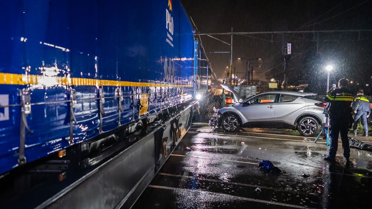 Auto komt in botsing met goederentrein. Foto: Persbureau Heitink
