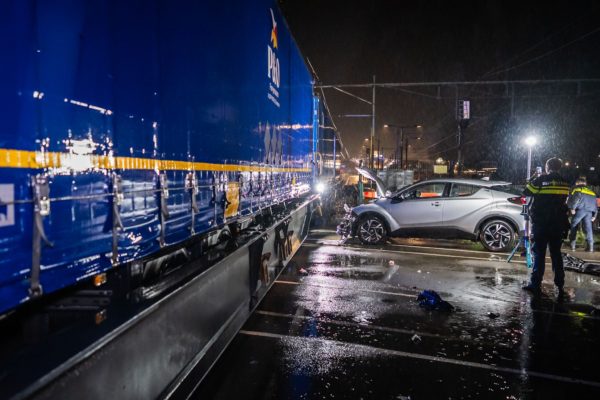Auto komt in botsing met goederentrein. Foto: Persbureau Heitink