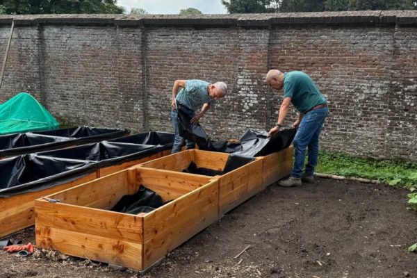 Lions Club schenkt 765 euro aan Voedselbanktuin in De Steeg Foto: Henk Aalbers