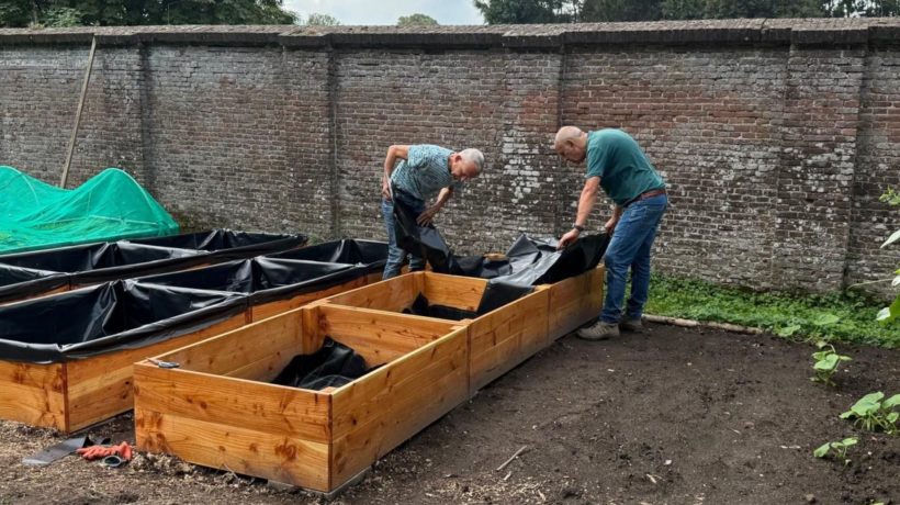 Lions Club schenkt 765 euro aan Voedselbanktuin in De Steeg Foto: Henk Aalbers