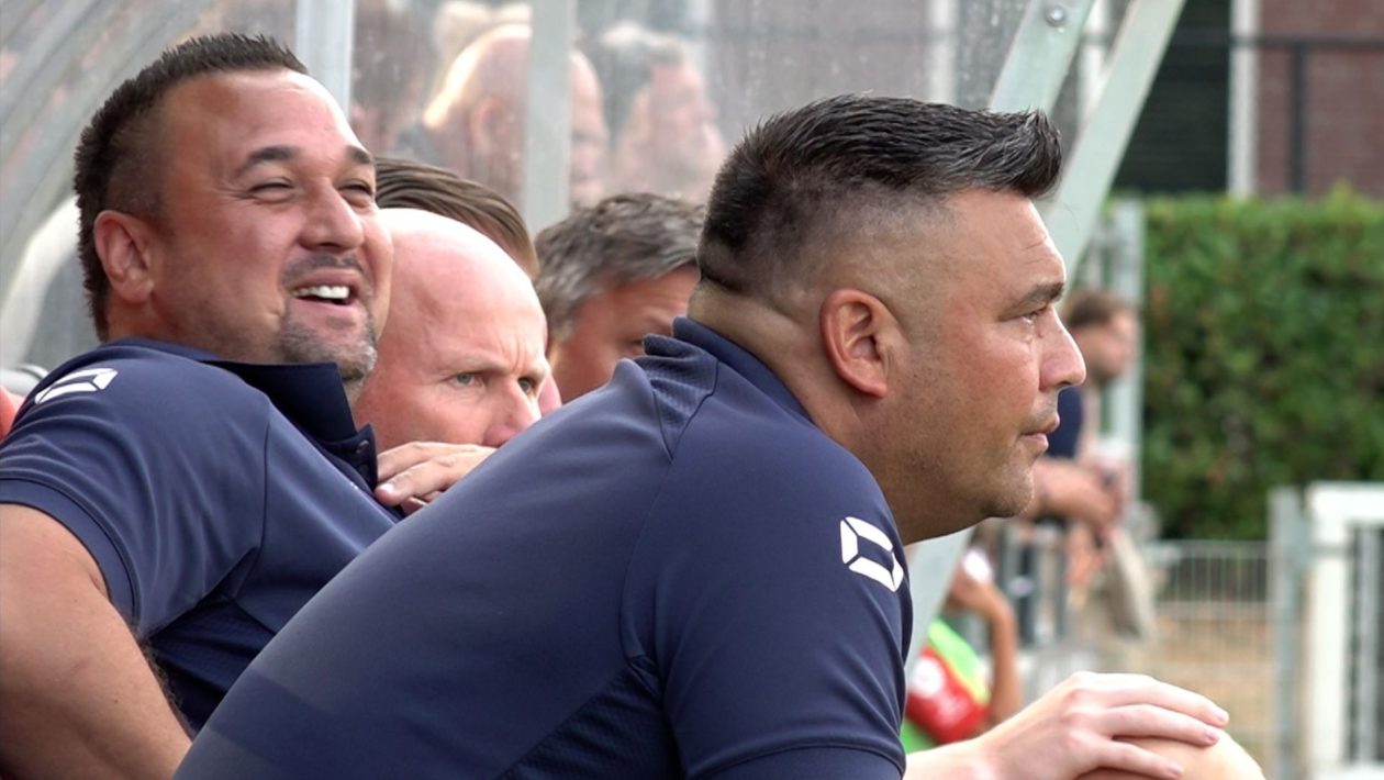 Dennis van Beukering en zijn broer Jhon op de bank bij GVVV Foto: Omroep Gelderland