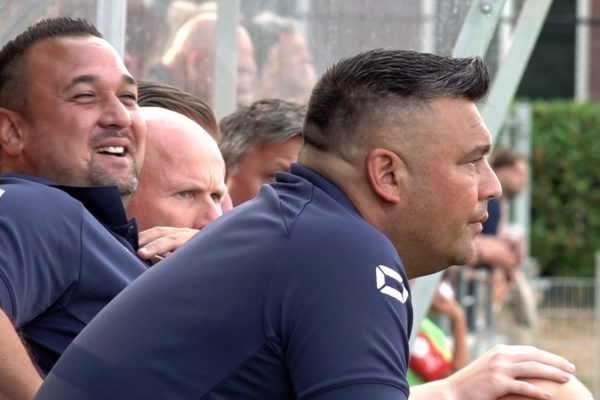 Dennis van Beukering en zijn broer John op de bank bij GVVV Foto: Omroep Gelderland