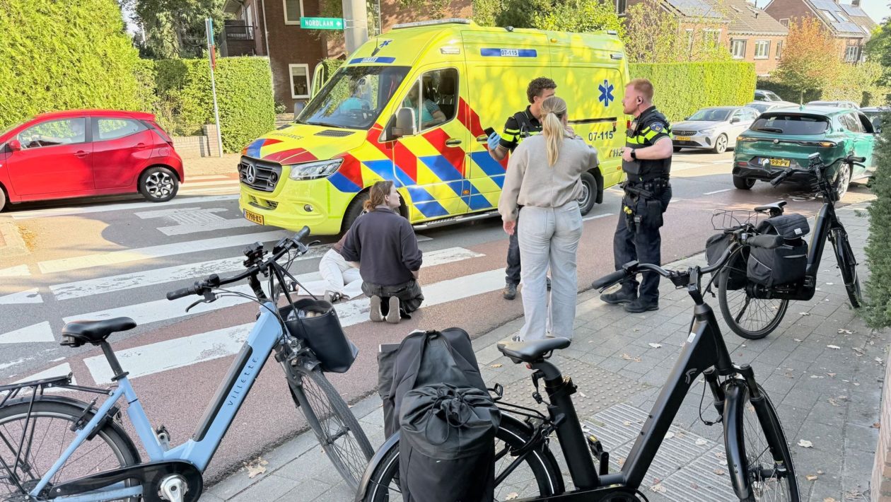 Vrouw gewond bij botsing met auto op rotonde in Velp Foto: Martin Slijper