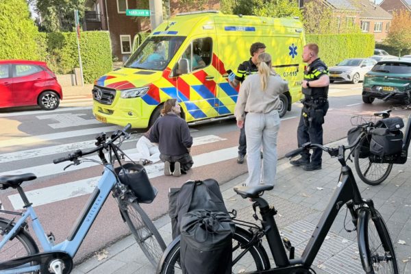 Vrouw gewond bij botsing met auto op rotonde in Velp Foto: Martin Slijper