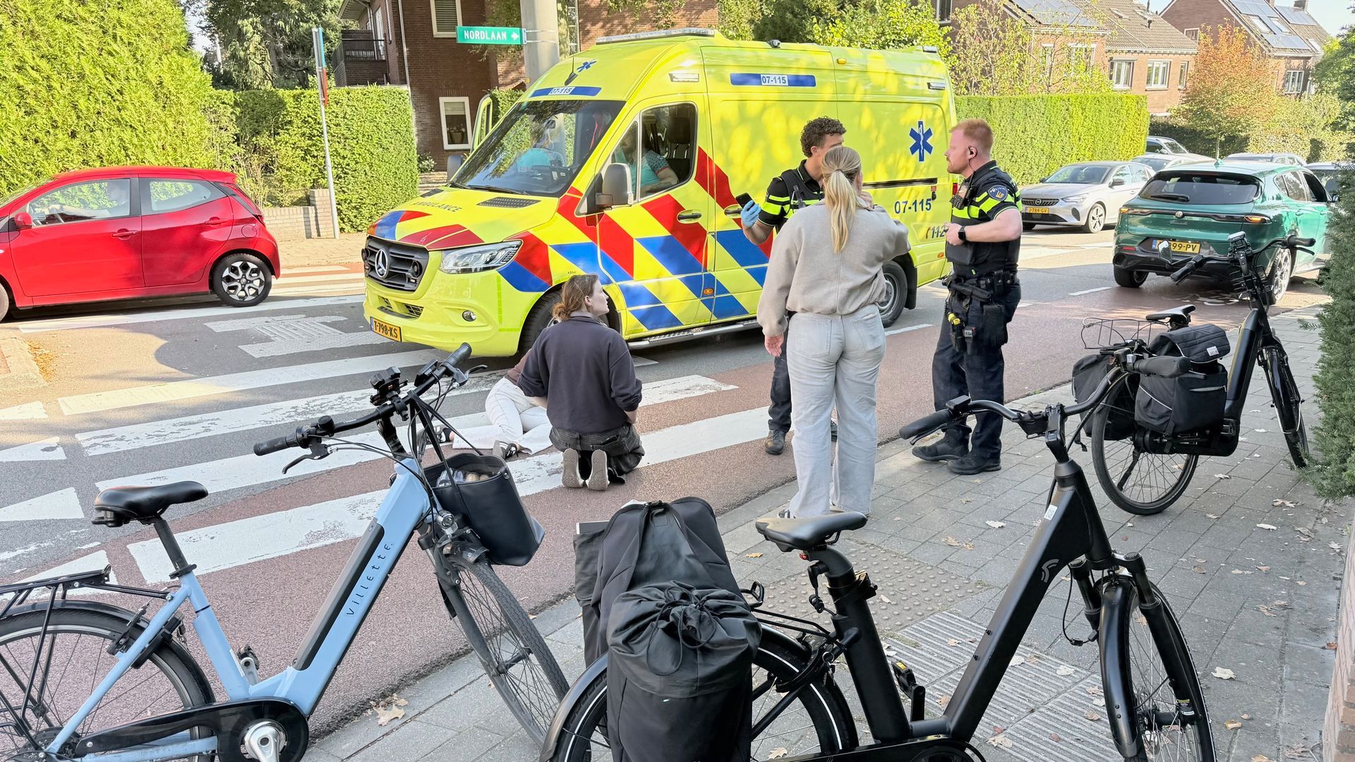 Vrouw gewond bij botsing met auto op rotonde in Velp