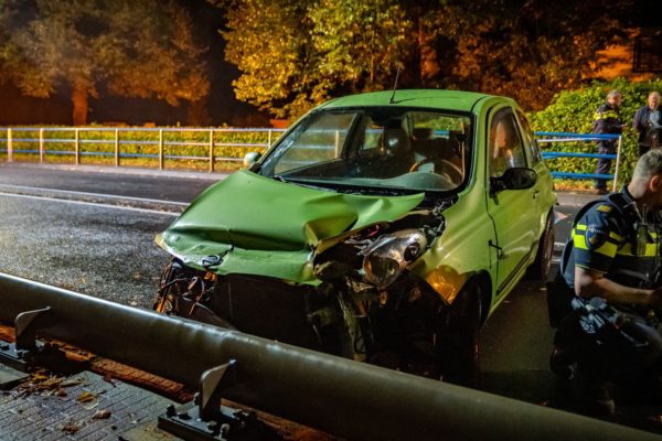 Auto total loss na harde klap tegen hekwerk bij Dierense Sluis Foto: Persbureau Heitink