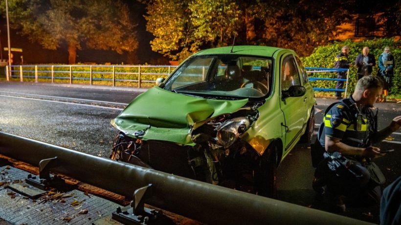 Auto total loss na harde klap tegen hekwerk bij Dierense Sluis Foto: Persbureau Heitink