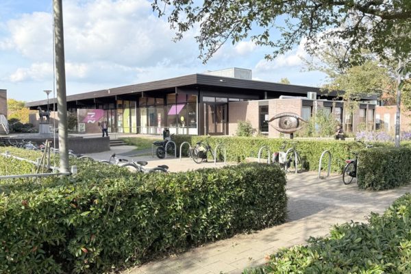 Bibliotheek De Zoomerij in De Bundel aan het Ericaplein in Dieren Foto: Martin Slijper